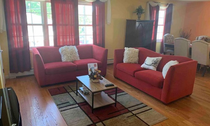 Elizabeth Apartamento | Family 3-bedroom home (2nd floor near EWR/Outlet)