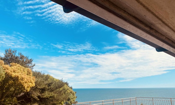 Dawlish Apartamento | Family 4-bed Apartment in Dawlish With Sea View