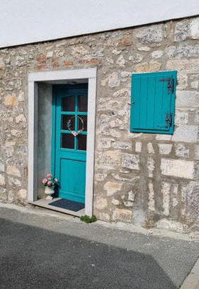 Komen Apartamento | Family Apartment & Studio in Village Center
