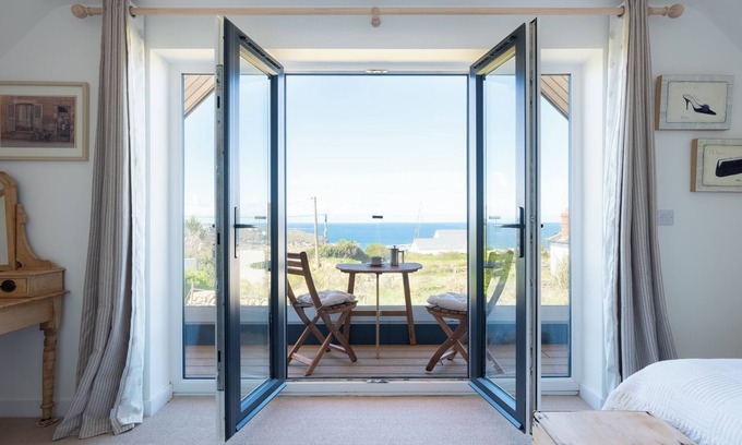 Saint Martin Casa | Family Beach House - Direct Access to Sennen Cove Perfect for Summer Holidays