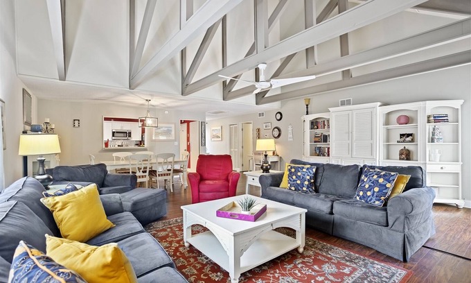 Palmetto Dunes Condominio | Family Beach Getaway - Pet Friendly & Steps to the Pool