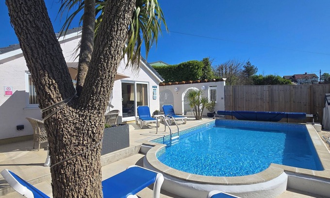 Kilgetty Casa | Atractivo bungalow con piscina privada cerca de Tenby