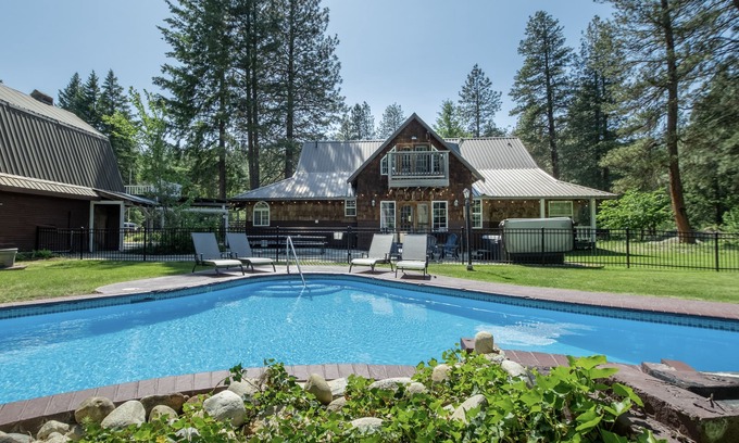 Leavenworth Casa | Cabaña familiar con bañera de hidromasaje, piscina privada, WiFi, TV por cable y espacio para todos