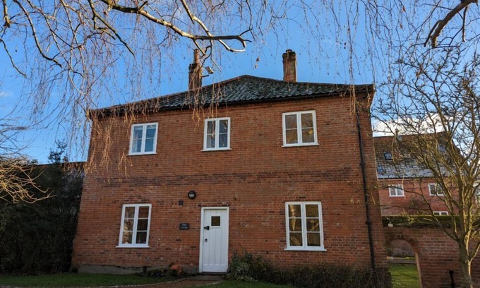 Norwich Cabaña | Family cottage overlooking the duck pond, on a farm near Norwich City