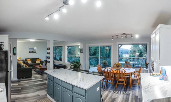 Garden Bay Casa | Family & dog friendly for 6 people - walking distance to 4 lakes!