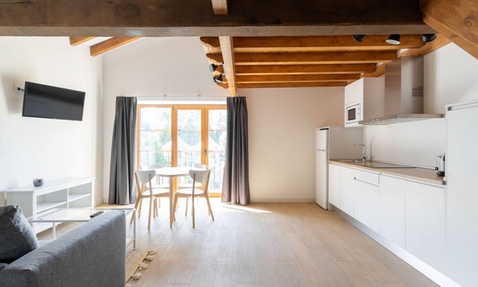 Villaverde de Pontones Apartamento | Apartamento para familias con vistas al jardín y cubo chill-out en el jardín
