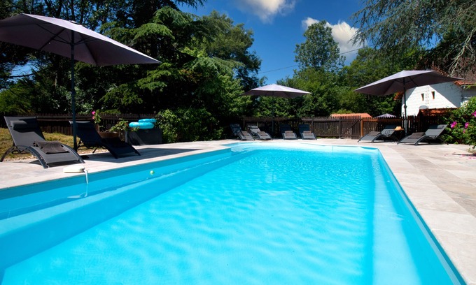 Saint-Martin-de-Gurson Villa | Amplia casa de campo familiar con piscina privada climatizada cerca de Bergerac y St Emilion