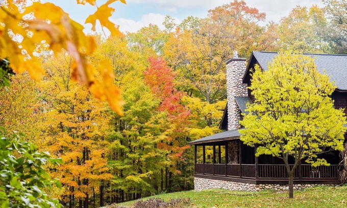 Bellaire Cabina | Family Fall Fun! Sleeps 14, Peaceful Cabin, Heated Floors, Fireplace, Gameroom