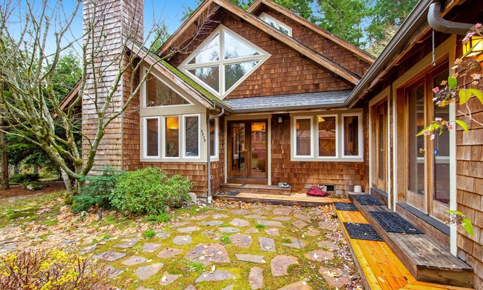 Bainbridge Island Casa | Family-Friendly Home with Woodland Views, Fireplace & Free WiFi - Walk to Beach