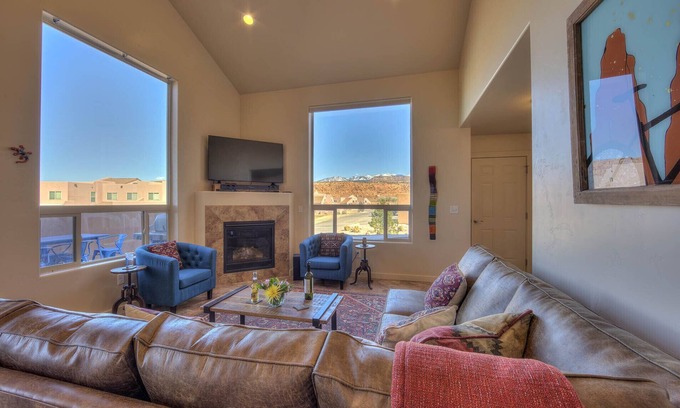 Moab South Valley Casa | Para toda la familia, 2 camas King size, piso principal principal, piscina (estacional) y spa, excelentes vistas