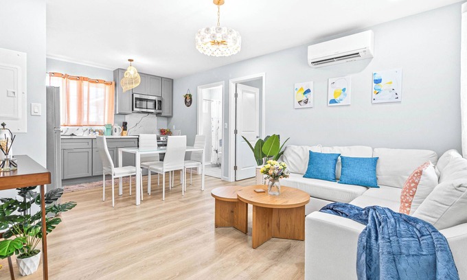 McCully - Moiliili Casa | Family-friendly 2BD 2BA 2 Parkings Honolulu Home