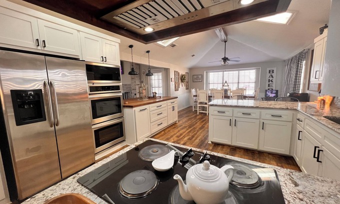 Midlothian Casa | Family friendly, 3-bedroom house in Midlothian with 1.3 acres, big patio, fishin