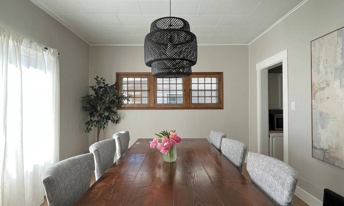 Manito Casa | Relax and Explore: 3BR Bungalow near Manito Park