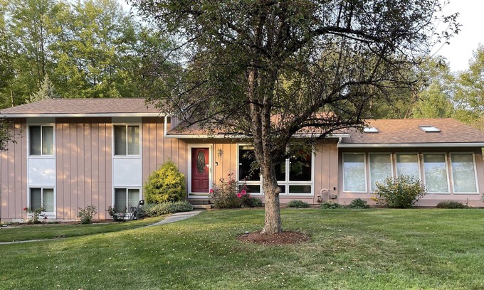 Essex Junction Casa | Family friendly 4BR, 3 Full Bath house. Only 30 minutes to ski slopes, downtown.