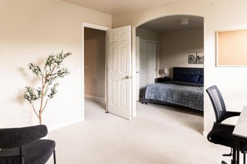 Neighbors Southwest Casa | Family-friendly 5-bedroom home with workspace, jetted bathtub, grill, and AC