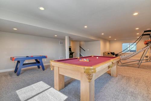 Colorado Springs Casa | Family friendly 5bd3bath 3CarGarage GameRoom