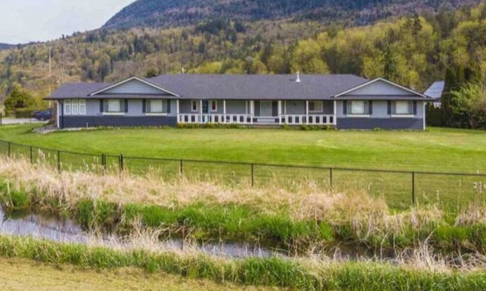 Yarrow Casa | Family Friendly Acreage Retreat w/ In-ground Saltwater Pool & Mtn Views