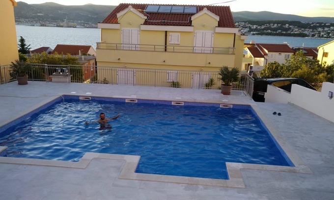 Okrug Gornji Apartamento | Family-friendly apartments by the sea Okrug Gornji Trogir Split