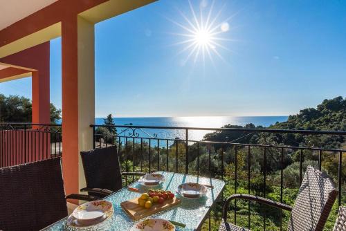 Parelia Apartamento | Family friendly Apartments with a Swimming Pool on Pelekas Beach