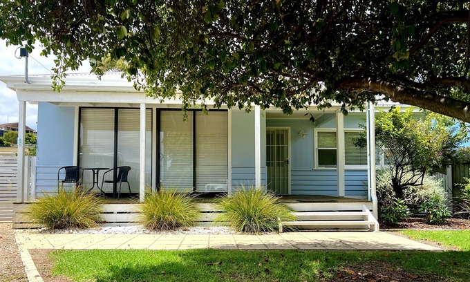 Lakes Entrance Casa | Family Friendly House in quiet court walking distance to Main Street.