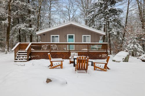 Pocono Pines Casa | Family Friendly Cabin With A Firepit And A Hot Tub In Heart of Poconos