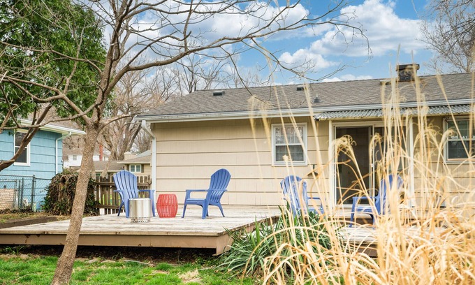 Shawnee Casa | *Family Friendly* Close to shops, restaurants and I-35