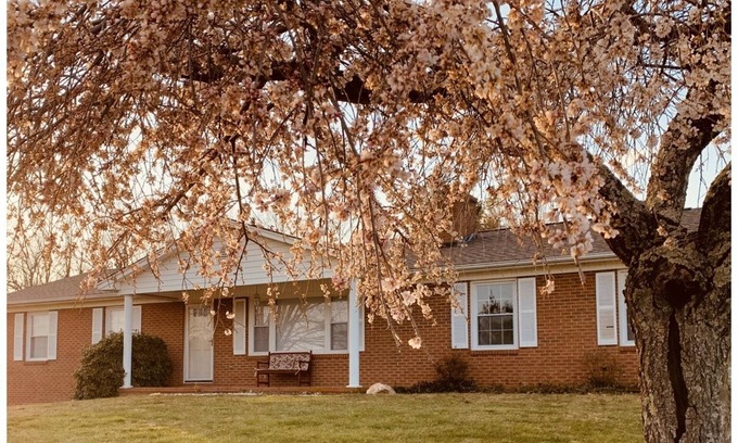 Woodlawn Casa | Cozy Country Ranch 2 millas de la I-77, cerca de VATech, SKI Resort, BR Parkway !!