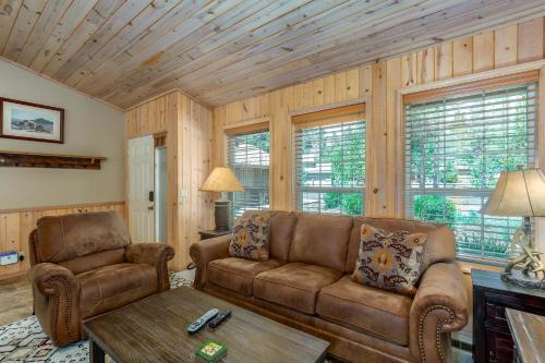 Deer Park Casa | Family Friendly Fun at Oregon Loop Getaway Sleeps 9 Hot Tub Bikes Pet-Friendly