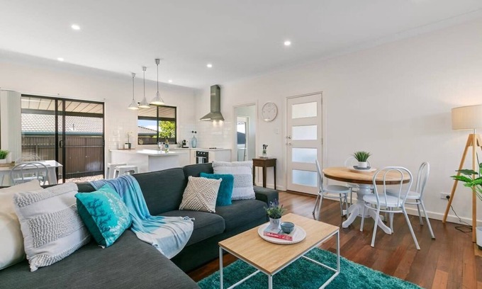 Sturt Casa | Family-Friendly Haven - Near Beach and Shopping