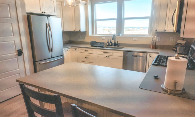 Salt Lake County Casa | Family-friendly haven in Herriman - next to shopping and entertainment.