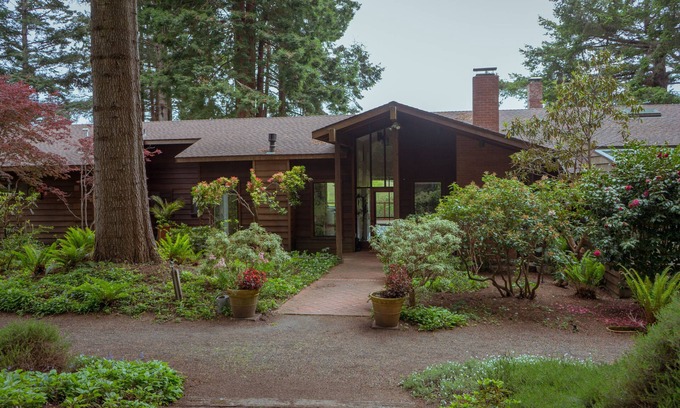 Caspar Casa | Casa moderna en 20 acres; jacuzzi, huerto, senderos