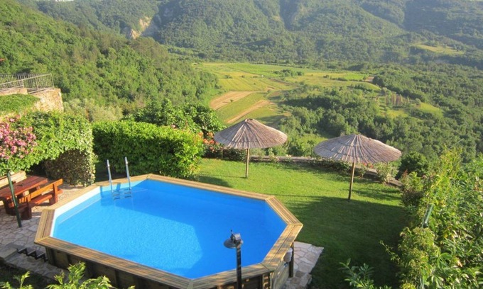 Draguc Casa | Casa ideal para familias en Draguć, Istria, con un hermoso jardín y una vista impresionante
