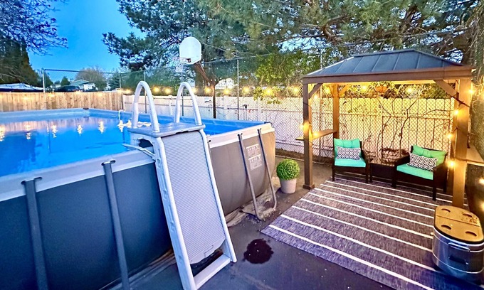 Grant County Casa | Family Friendly- Lake Views, Kayaks, Pool, 2 Hot Tubs, Saunas - NO parties