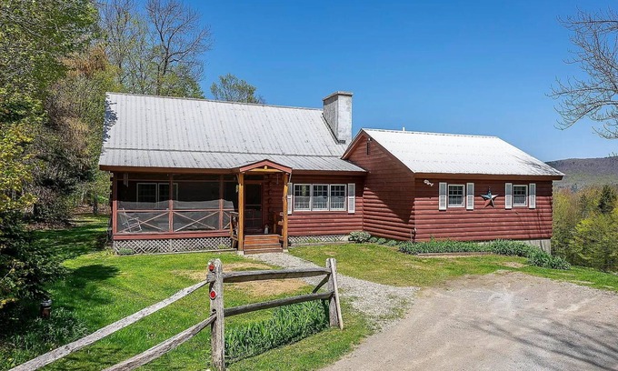 Weston Cabina | Family-friendly log cabin with Fireplace & Mountain Views near 4 Ski Resorts