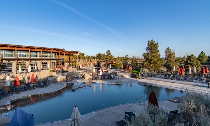 Powell Butte Casa | Familia y perros amigables, lujosa cabaña en el campo de golf