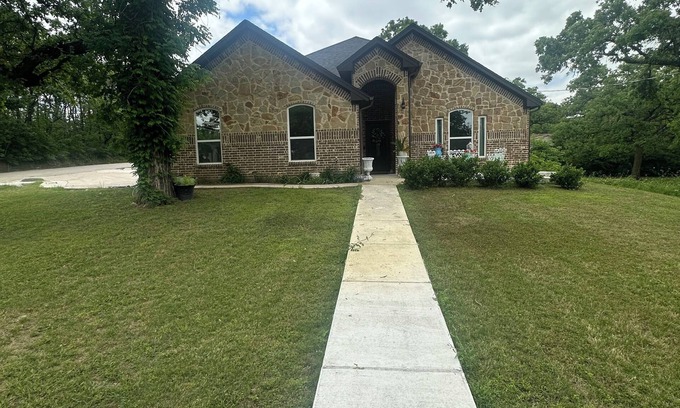 Azle Casa | Family friendly newer construction home, 5 min drive to Eagle Mountain Marina.