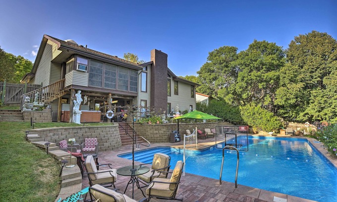 South Central Omaha Casa | Family-Friendly Omaha Oasis ~ 10 Mi to Dtwn!