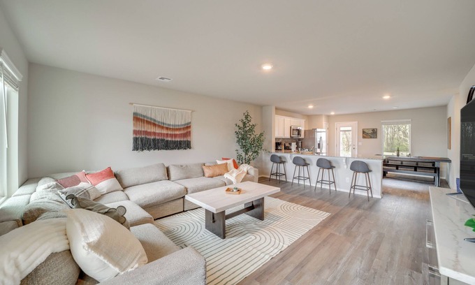 Broken Arrow Casa | Family-Friendly, Pets Welcome: Broken Arrow Gem!