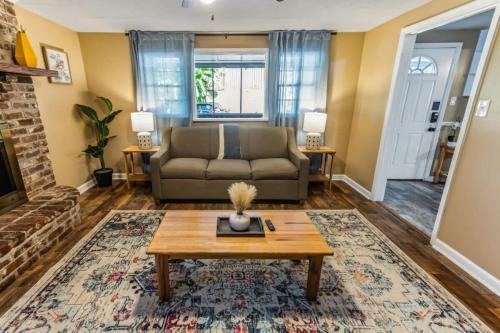 Savannah Casa | Family Friendly & Ping Pong- Relax & Play Retreat