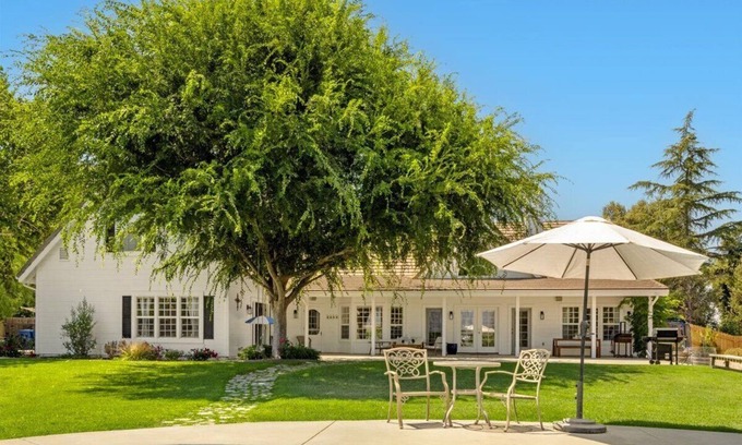 Los Alamos Casa | Family friendly pool, walk to restaurants!