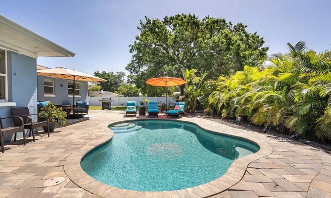 Palma Sola Casa | Family friendly private home with pool and close to the beaches