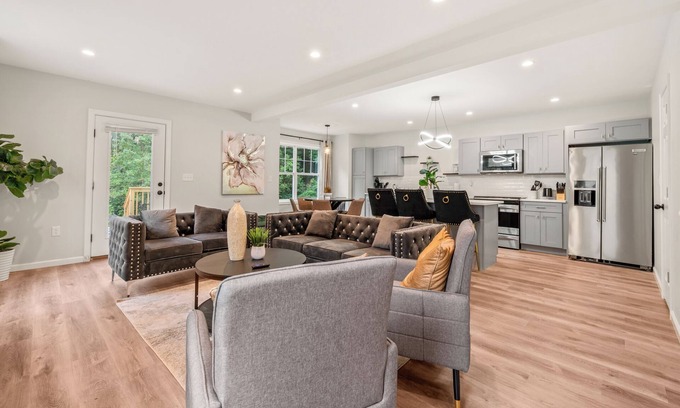 Bloomfield Casa | Family-Friendly Retreat - Sleeps 20 in Bloomfield, CT
