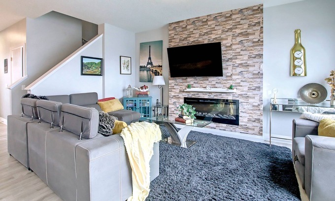 Southeast Edmonton Casa | ☆FAMILY FRIENDLY☆ Spacious☆ Chic 4BDRM✔Airport⚡WiFi🔥Fireplace