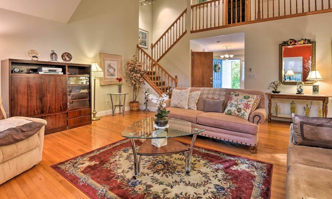 Bushkill Casa | Family Friendly, Spacious, Tranquil Pocono Home ~ Hike + Ski +Golf!