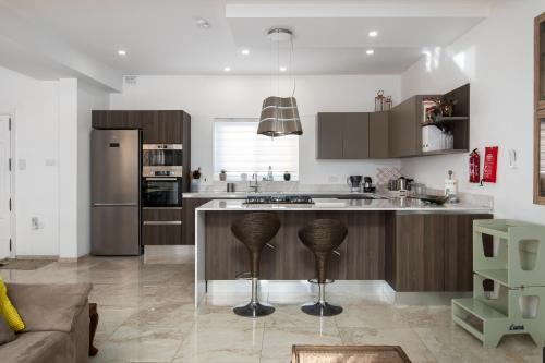 Gudja Apartamento | Family-Friendly Spacious Townhouse with Garden - Close to Airport