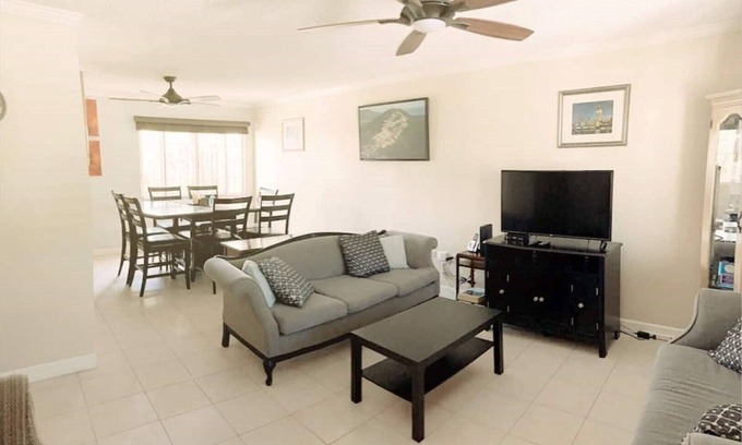 Beverly Hills Condominio | Family Friendly Townhouse with Mountain View