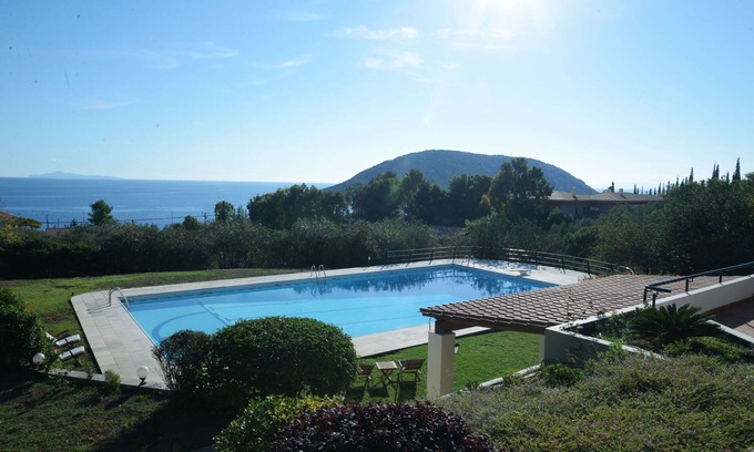 Anavyssos Villa | Villa familiar con piscina privada y baloncesto -5 minutos a pie de la playa