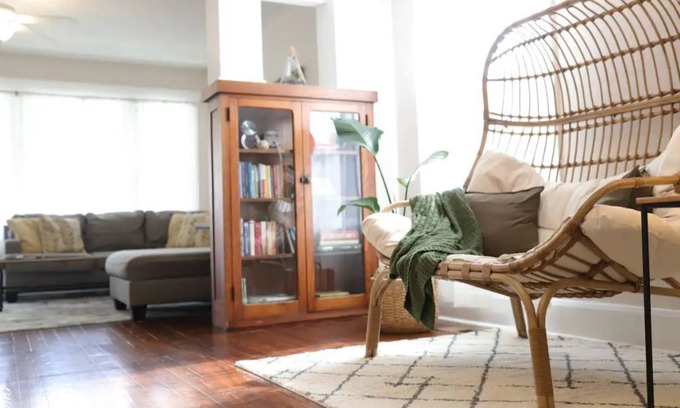 New Albany Casa | Family Friendly! Walkable to downtown shops. Backyard playhouse and fire pit!