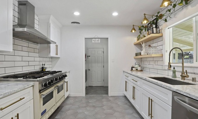 Lodi Casa | Lugar de reunión moderno para amigos y familiares.