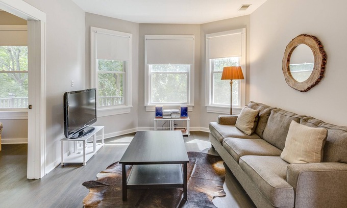 Irving Park Apartamento | Family Friendly - Wonderful Neighborhood - Perfect Layout for all Groups - Even Pets Welcome! by RedAwning